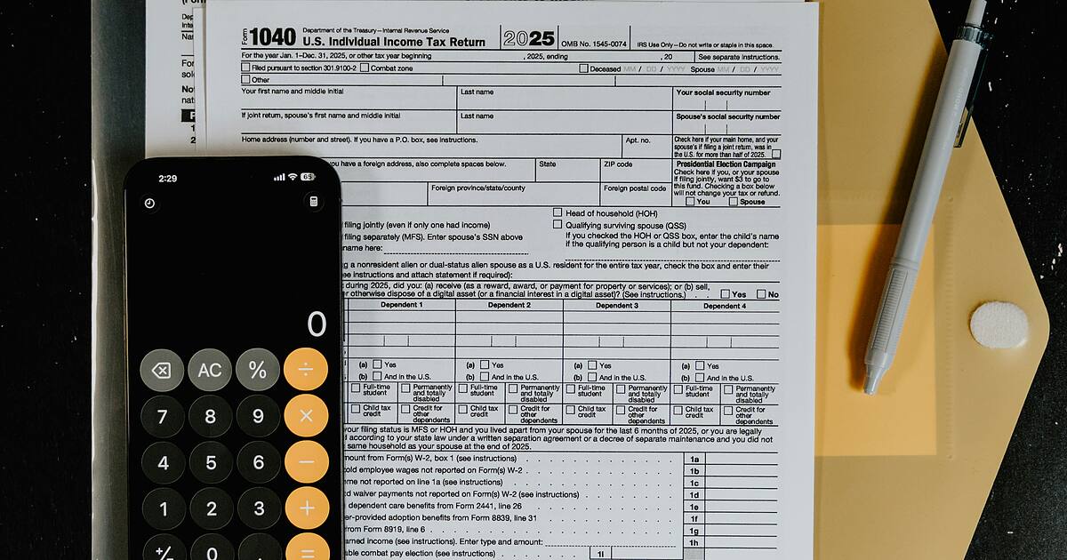 Analiza dokumentów inwentaryzacyjnych i protokołu różnic Dokumenty finansowe, kalkulator i długopis — analiza dokumentacji inwentaryzacyjnej i protokołu różnic